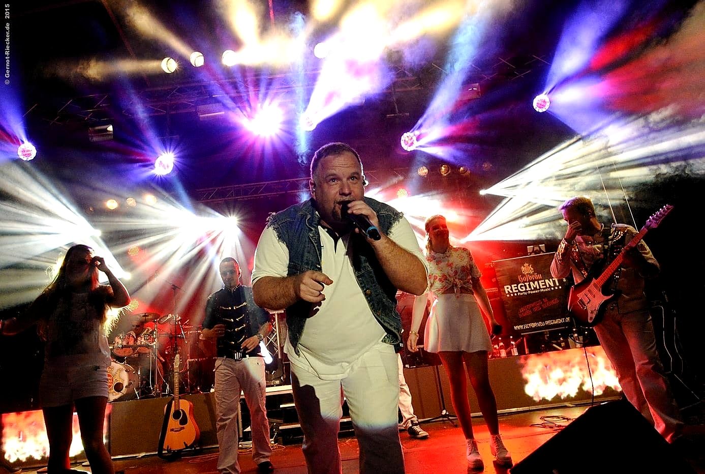 Livekonzert mit Lichtshow und Publikum