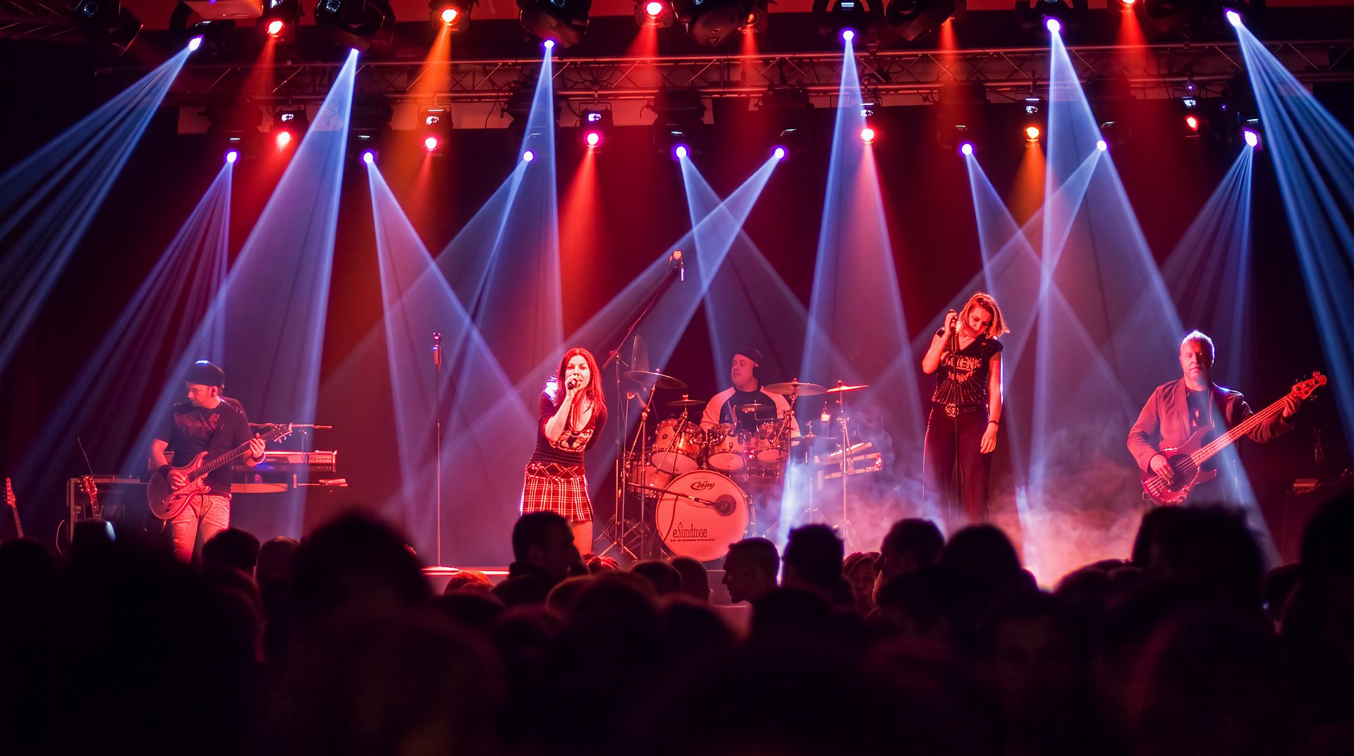 Livekonzert mit Lichtshow und Publikum